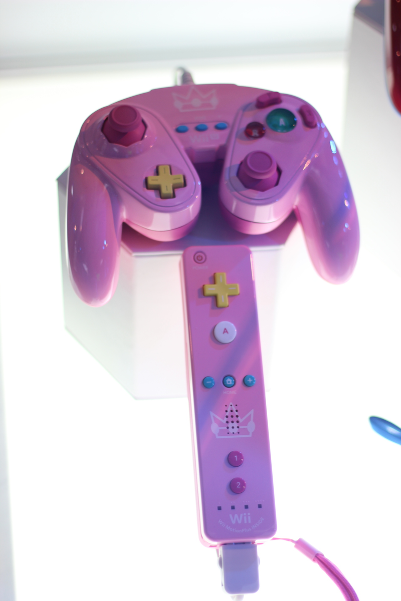 Illustration for article titled The New Wii U GameCube Controllers Are Super Hot